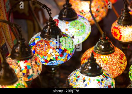 Émirats arabes Unis, Dubaï, lanternes à vendre dans le Grand Souq. Banque D'Images