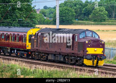 Chemins de fer de la côte Ouest classe 37 diesel 37706 passant par Winwick sur la ligne principale de la côte Ouest en direction du sud. Banque D'Images