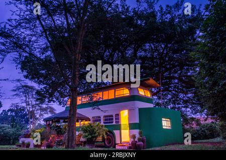Le Brandy bus est un bus old-School qui a été réaménagé en une maison de location confortable et distincte pour court séjour. Niché dans la belle banlieue sereine Banque D'Images