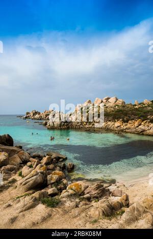 Falaises de granit et plage de sable, Tafoni, îles Lavezzi, Îles Lavezzi, Bonifacio, Corse-du-Sud, Corse, Mer Méditerranée, France Banque D'Images