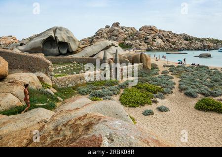Falaises de granit et plage de sable et cimetière, Tafoni, îles Lavezzi, Îles Lavezzi, Bonifacio, Corse-du-Sud, Corse, Mer Méditerranée, France Banque D'Images