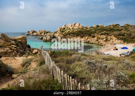 Falaises de granit et plage de sable, Tafoni, îles Lavezzi, Îles Lavezzi, Bonifacio, Corse-du-Sud, Corse, Mer Méditerranée, France Banque D'Images