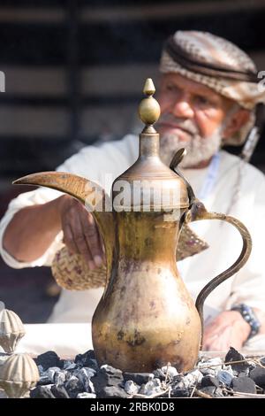 Émirats arabes Unis, Dubaï, cafetière arabe traditionnelle sur charbon. Banque D'Images