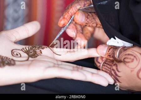 Eau, Dubaï, artisan appliquant Henna à la main de quelqu'un. Banque D'Images