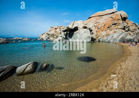 Falaises de granit et plage de sable, Tafoni, îles Lavezzi, Îles Lavezzi, Bonifacio, Corse-du-Sud, Corse, Mer Méditerranée, France Banque D'Images