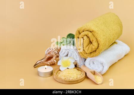Set for SPA procedures, towels, sea salt Banque D'Images