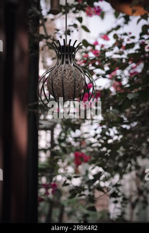 Photo des ampoules suspendues avec profondeur de champ. Art moderne Banque D'Images