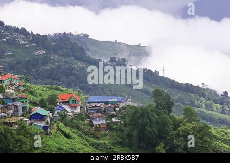 paysage montagneux pittoresque, vallée verdoyante et nuages de mousson portant la pluie au-dessus du ciel. vue panoramique sur les contreforts de l'himalaya, darjeeling, inde Banque D'Images