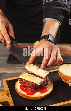 Préparation de délicieux hamburgers. Le processus de fabrication d'un hamburger. Banque D'Images