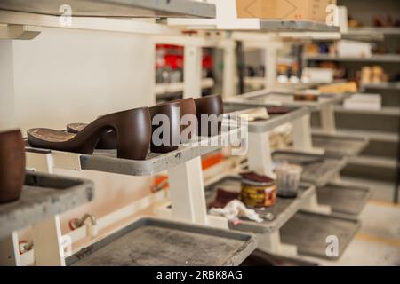 Chaussures en cours de traitement dans une usine de chaussures, industrie de la mode Banque D'Images