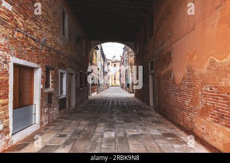 Ancien mur de briques rouges, murs de briques de maisons, rue à Venise Banque D'Images