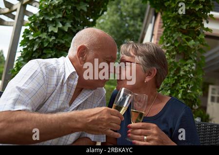 Couple caucasien âgé en bonne santé célébrant avec un verre de chanpagne Banque D'Images