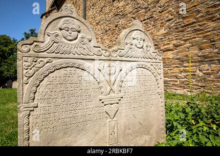 Vieilles pierres tombales sur le cimetière de l'église St. Peter dans le district Syburg, Dortmund, Rhénanie du Nord-Westphalie, Allemagne. alte Grabsteine auf dem Banque D'Images