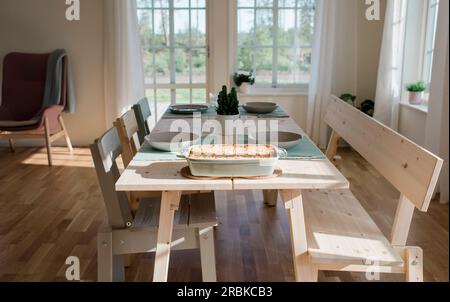 plats préparés et table à dîner prête pour un dîner en famille Banque D'Images