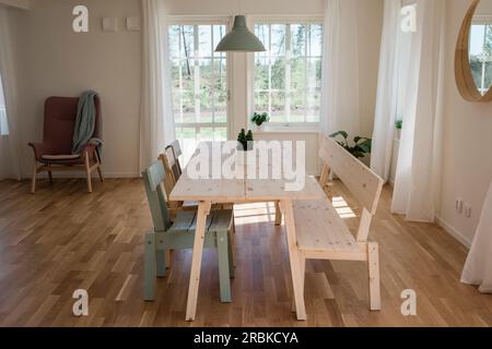 table et chaise de salle à manger dans une maison Banque D'Images