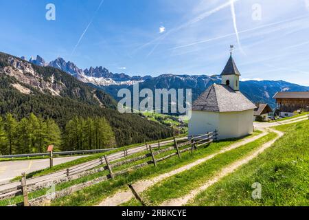 Église à Passo delle Erbe avec les sommets Odle en arrière-plan, Tyrol du Sud Banque D'Images