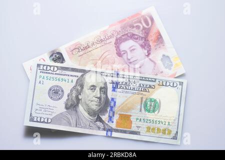 100 dollars américains avec 50 livres sterling Banque D'Images