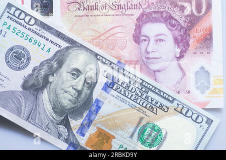 billets de 100 dollars et 50 livres Banque D'Images