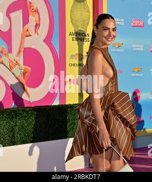 Los Angeles, États-Unis. 09 juillet 2023. L'actrice israélienne gal Gadot assiste à la première de la comédie romantique Barbie à l'Auditorium du Shrine le dimanche 9 juillet 2023. Scénario : Barbie souffre d'une crise qui l'amène à remettre en question son monde et son existence. Photo de Jim Ruymen/UPI crédit : UPI/Alamy Live News Banque D'Images