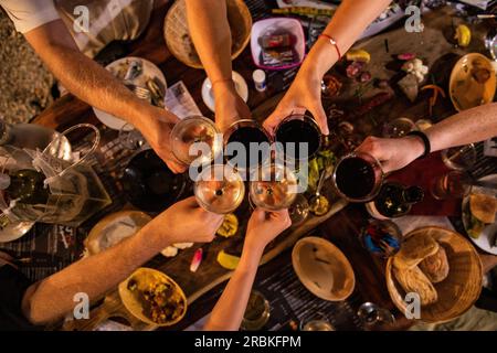 Amis grillage avec des verres à vin au restaurant Argens la Guingette, Argens-Minervois, Aude, France, Europe Banque D'Images