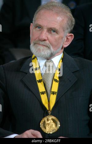 PHOTO D’ARCHIVE : il y a 15 ans, le 13 juillet 2008, Bronislav GEREMEK est décédé, Prof. Bronislav GEREMEK, Pologne, homme politique, ancien ministre polonais des Affaires étrangères, portrait en demi-longueur, format portrait, ici à la remise du Prix Charlemagne de la ville d'Aix-la-Chapelle, le 18 mai 2004. ?SVEN SIMON#Prinzess-Luise-Str.41#45479 M uelheim/R uhr #tel.0208/9413250 fax:0208/9413260 compte 1428150 Commerzbank E ssen BLZ 36040039 www.photopool.de. Banque D'Images