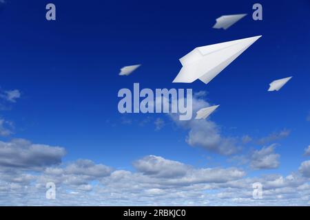 Nuages blancs et avions de papier volant dans le ciel bleu par jour ensoleillé. Espace pour le texte Banque D'Images
