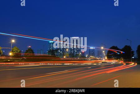 Centre-ville de Hanoi dans la nuit avec une lumière incroyable Banque D'Images