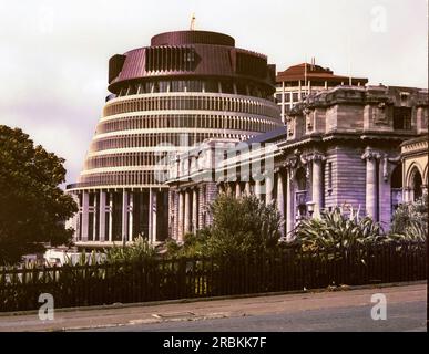 Une image historique de 1981 de la ruche (te Whare Mīere), le nom commun de l'aile exécutive des bâtiments du Parlement néo-zélandais dans la ville de Wellington sur l'île nord de la Nouvelle-Zélande. 1981 a été l'année où le bâtiment a finalement été achevé après le début de la construction en 1969. Banque D'Images