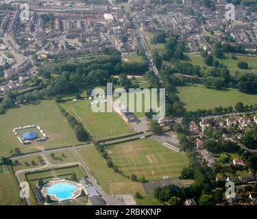 Le Yorkshire de l'ouest ville de banlieue de marché d'Ilkley, West Yorkshire, nord de l'Angleterre, Royaume-Uni, montrant la piscine en plein air du Lido Banque D'Images