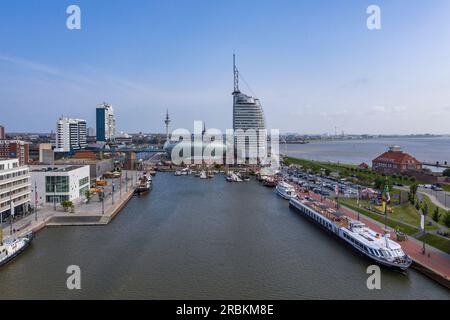 Vue aérienne du bateau de croisière fluviale Excellence Pearl (agence de voyages Mittelthurgau) amarré dans la zone portuaire de Havenwelten avec Klimahaus Bremerhaven et Atlanti Banque D'Images