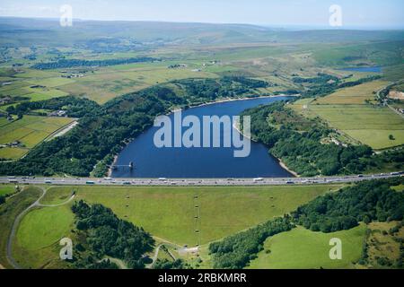 Une photographie aérienne du barrage de Scammondon sur l'autoroute M62 Transpennine, West Yorkshire, nord de l'Angleterre, Royaume-Uni Banque D'Images