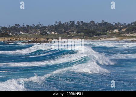 Mer orageuse, hautes vagues de surf sur la côte, USA, Californie, Pebble Beach, Monterey Banque D'Images
