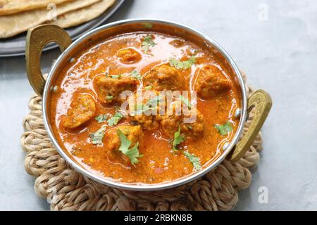 Rajasthani Gatta Curry ou Besan Ke Gatte Ki Sabzi. Gatte sont des cottes de farine de gramme ou des boulettes de farine de pois chiches sont cuites dans un curry de yaourt épicé et acidulé Banque D'Images