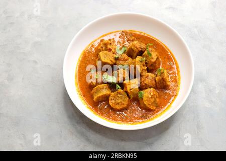 Rajasthani Gatta Curry ou Besan Ke Gatte Ki Sabzi. Gatte sont des cottes de farine de gramme ou des boulettes de farine de pois chiches sont cuites dans un curry de yaourt épicé et acidulé Banque D'Images