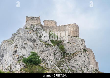 Peyrepertuse (Languedocien : Castèl de Pèirapertusa) est une forteresse en ruines et l'un des châteaux cathares situés dans les Pyrénées françaises. Banque D'Images