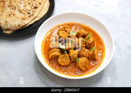 Rajasthani Gatta Curry ou Besan Ke Gatte Ki Sabzi. Gatte sont des cottes de farine de gramme ou des boulettes de farine de pois chiches sont cuites dans un curry de yaourt épicé et acidulé Banque D'Images