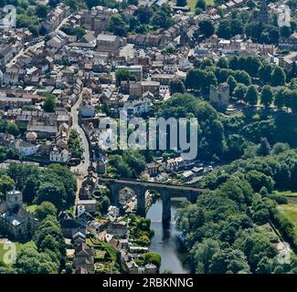 Une photographie aérienne de la ville historique de Knaresborough, dans le nord du Yorkshire, dans le nord de l'Angleterre, au Royaume-Uni, montrant la rivière Nidd Banque D'Images