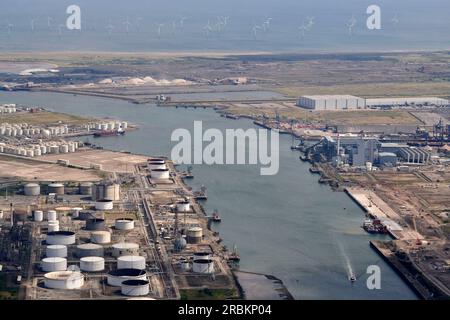 Une image aérienne de l'embouchure de la rivière Tees, montrant des réservoirs de stockage de pétrole et de gaz, Middlebrough, Teeside, nord-est de l'Angleterre, royaume-uni Banque D'Images