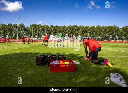 ALMERE - joueurs lors de la formation du club de football Almere City. Le plus jeune club professionnel des pays-Bas a été promu en Eredivisie et se prépare pour la nouvelle saison de football. ANP FREEK VAN DEN BERGH Banque D'Images