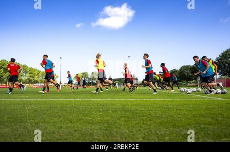 ALMERE - joueurs lors de la formation du club de football Almere City. Le plus jeune club professionnel des pays-Bas a été promu en Eredivisie et se prépare pour la nouvelle saison de football. ANP FREEK VAN DEN BERGH Banque D'Images