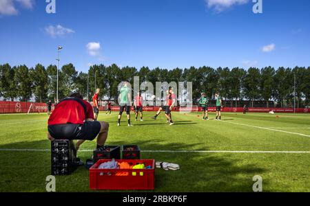 ALMERE - joueurs lors de la formation du club de football Almere City. Le plus jeune club professionnel des pays-Bas a été promu en Eredivisie et se prépare pour la nouvelle saison de football. ANP FREEK VAN DEN BERGH Banque D'Images