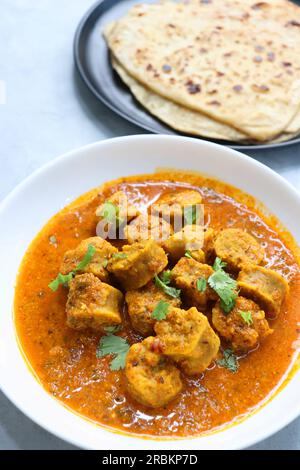 Rajasthani Gatta Curry ou Besan Ke Gatte Ki Sabzi. Gatte sont des cottes de farine de gramme ou des boulettes de farine de pois chiches sont cuites dans un curry de yaourt épicé et acidulé Banque D'Images