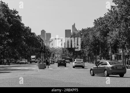 Paris, France - 25 juin 2023 : l'Avenue Grande Armée et la Défense en arrière-plan à Paris France en noir et blanc Banque D'Images