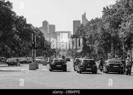Paris, France - 25 juin 2023 : l'Avenue Grande Armée et la Défense en arrière-plan à Paris France en noir et blanc Banque D'Images