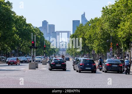 Paris, France - 25 juin 2023 : l'Avenue Grande Armée et la Défense en arrière-plan à Paris France en noir et blanc Banque D'Images