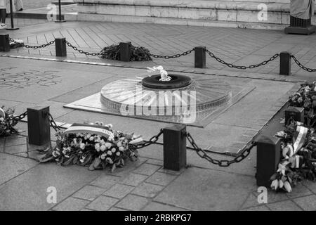 Paris, France - 25 juin 2023 : vue de la flamme éternelle sur la tombe du soldat inconnu à l'Arc de Triomphe à Paris France Banque D'Images