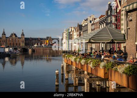 Les gens à l'extérieur d'un restaurant au bord du canal, Amsterdam, Hollande du Nord, pays-Bas, Europe Banque D'Images