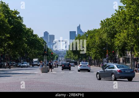 Paris, France - 25 juin 2023 : l'Avenue Grande Armée et la Défense en arrière-plan à Paris France en noir et blanc Banque D'Images