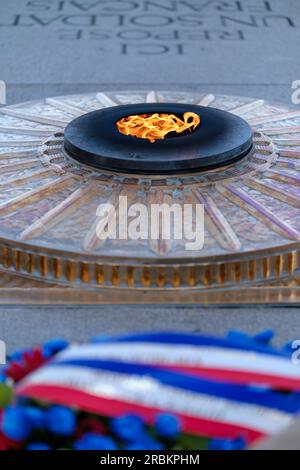 Paris, France - 25 juin 2023 : vue de la flamme éternelle sur la tombe du soldat inconnu à l'Arc de Triomphe à Paris France Banque D'Images