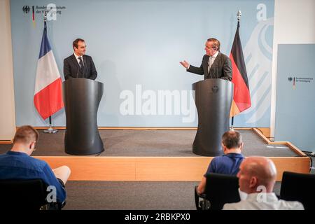 10 juillet 2023, Berlin : Boris Pistorius (r, SPD), ministre fédéral de la Défense, reçoit le ministre français de la Défense Sébastien Lecornu au ministère de la Défense. Les entretiens portent sur le programme franco-allemand d’armement du système de combat terrestre principal du futur et sur le sommet de l’OTAN qui débutera le lendemain à Vilnius. Photo : Kay Nietfeld/dpa Banque D'Images